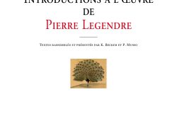 Couverture du livre « Introductions à l'œuvre de Pierre Legendre ». En haut de la page, la liste des auteurs : Katrin Becker, Livio Boni, Peter Goodrich, Paolo Heritier, Georg Mein, Pierre Musso, Osamu Nishitani, Andreas Rahmatian et Serene Richards. Au centre, le titre principal apparaît en grandes lettres capitales noires, suivi du nom « Pierre Legendre » écrit en capitales rouges. Sous un fin trait horizontal, la mention « Textes rassemblés et présentés par K. Becker et P. Musso ». Au-dessous figure une petite illustration carrée représentant un paon faisant la roue sur un fond doré. Tout en bas de la couverture sont indiqués la collection « Le Marteau sans maître » en rouge et l'éditeur « Éditions Manucius » en noir.