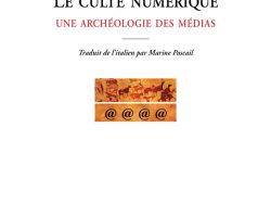 Couverture de livre : illustration en tons sépia d'une fresque rupestre préhistorique aux lignes dynamiques, représentant des bisons et silhouettes animales superposées en mouvement, évoquant l'art pariétal ancien, surmontée de quatre symboles @ stylisés symbolisant la connectivité numérique. Titre principal en majuscules : « LE CULTE NUMÉRIQUE UNE ARCHÉOLOGIE DES MÉDIAS », traduit de l'italien par Marine Pascal, par Guido Nicolosi. En bas : collection « Le Marteau sans maître » et éditeur « Éditions Manucius ».