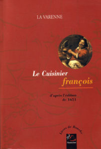 Le Cuisinier François Couverture du livre « Le Cuisinier françois » de La Varenne. Sur un fond rouge bordeaux orné de motifs gravés en filigrane (verres, carafe, vaisselle), le nom de l'auteur « LA VARENNE » est inscrit en haut en capitales blanches. Au centre, le titre apparaît avec « Le Cuisinier » en italique blanche et « françois » en italique orange, souligné d'un trait horizontal, suivi de la mention « d'après l'édition de 1651 » en noir. À droite, un médaillon circulaire montre un tableau représentant un cuisinier jovial présentant un plat de volaille. En bas à droite figurent la collection « Livres de Bouche » et le logo des éditions « Manucius ».