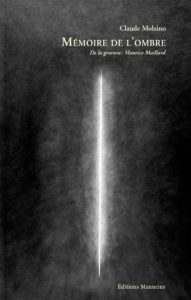 Mémoire de l'ombre Couverture de livre sur fond noir texturé, traversé au centre par une ligne lumineuse verticale blanche. En haut à droite, le nom de l'auteur est inscrit en caractères serif blancs : « Claude Molzino ». En dessous, le titre principal est écrit en grands caractères serif majuscules blancs : « MÉMOIRE DE L’OMBRE », suivi du sous-titre en italique : « De la gravure : Maurice Maillard ». Tout en bas à droite, figure le nom de l'éditeur en caractères serif blancs : « Éditions Manucius ».