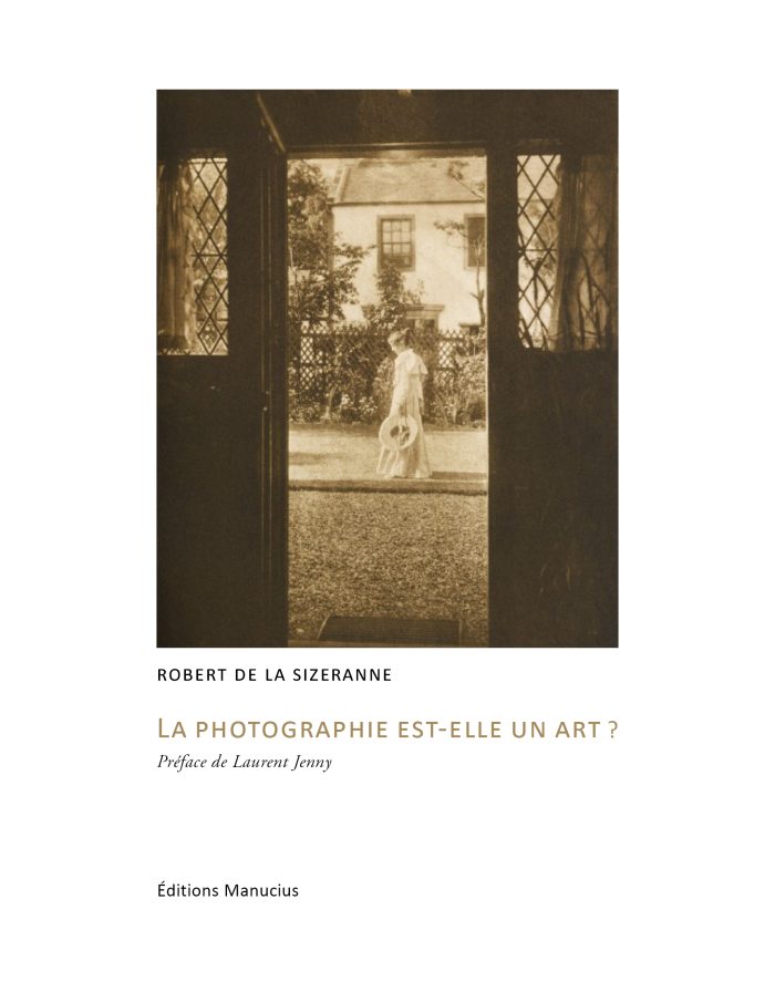 sizeranne Couverture du livre « La photographie est-elle un art ? » de Robert de La Sizeranne. L'illustration principale est une photographie ancienne en sépia, cadrée depuis l'intérieur d'une porte ouverte, montrant une femme en robe claire tenant un chapeau dans un jardin devant une maison. Le nom de l'auteur figure en lettres capitales noires sous la photo, suivi du titre en lettres capitales dorées et de la mention « Préface de Laurent Jenny » en italique. En bas à gauche, la mention de l'éditeur « Éditions Manucius ».
