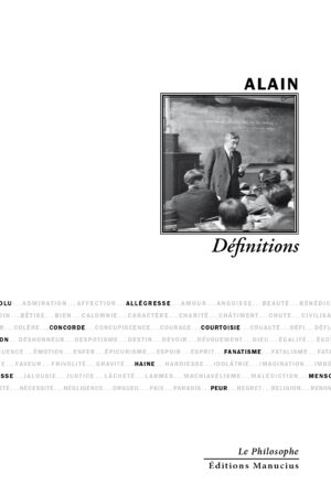 Couverture du livre Définitions d'Alain, collection Le Philosophe, Éditions Manucius. Photographie noir et blanc d'un professeur donnant un cours devant un tableau noir, face à des élèves. En dessous, une liste de mots-notions en majuscules (absolu, allégresse, concorde, courtoisie, démon, fanatisme, haine, ivresse, mensonge, peur...) répartis sur plusieurs lignes, certains mis en évidence en noir.