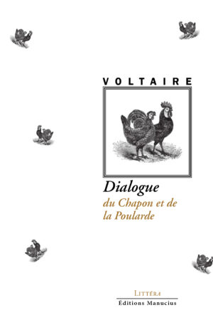 Couverture de livre en noir et blanc ornée de gravures humoristiques : des silhouettes de poules et coqs en vol ou posés éparpillées sur un fond clair, évoquant une scène avicole satirique. Au centre, une illustration encadrée de deux poules dressées côte à côte dans un paysage herbeux. En haut, le nom de l'auteur VOLTAIRE en lettres capitales. Le titre « Dialogue du Chapon et de la Poularde » s'étend en bas en caractères élégants et ombrés. En pied, l'éditeur Éditions Manucius et la collection « Littéra ».