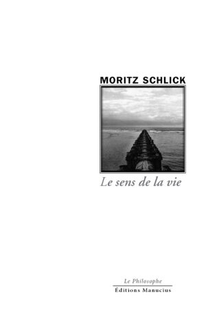 Couverture de livre en noir et blanc : une photographie évocatrice d'une longue jetée en bois s'étendant dans une mer calme sous un ciel nuageux et brumeux. Au centre, le titre « Le sens de la vie » en lettres élégantes, sous le nom de l'auteur Moritz Schlick. En bas, mention de l'éditeur : Éditions Manucius, avec la collection « Le Philosophe ».