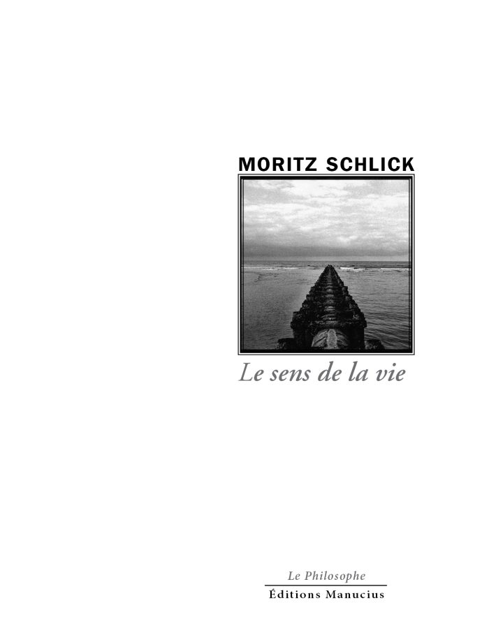 sens-de-la-vie Couverture de livre en noir et blanc : une photographie évocatrice d'une longue jetée en bois s'étendant dans une mer calme sous un ciel nuageux et brumeux. Au centre, le titre « Le sens de la vie » en lettres élégantes, sous le nom de l'auteur Moritz Schlick. En bas, mention de l'éditeur : Éditions Manucius, avec la collection « Le Philosophe ».