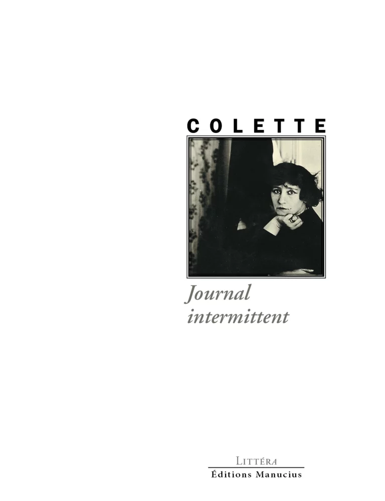 Couverture du livre Journal intermittent de Colette. Au centre, une photographie en noir et blanc de Colette, assise, le menton appuyé sur sa main, regardant le spectateur avec une expression pensive. Son nom apparaît en lettres noires au-dessus de l'image, tandis que le titre figure en italique gris en dessous. En bas de la couverture sont indiqués la collection « Littéra » et le logo des Éditions Manucius.