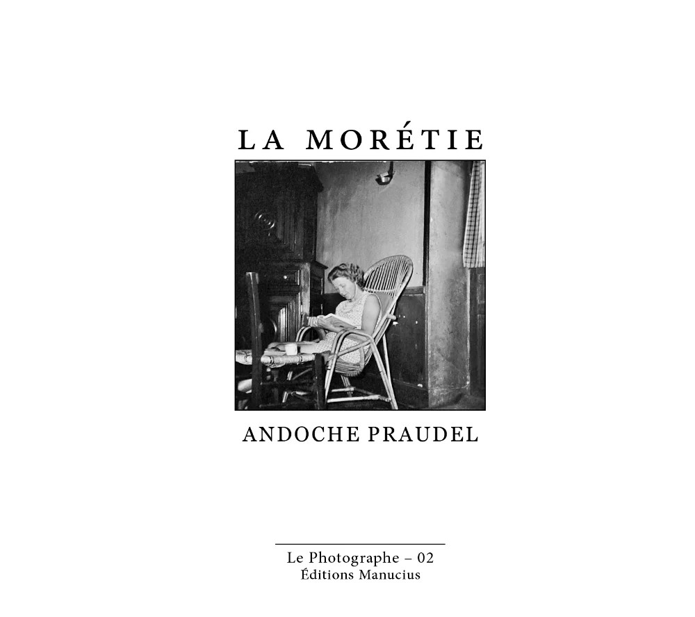 Couverture de La Morétie d’Andoche Praudel, aux Éditions Manucius : photographie ancienne en noir et blanc d’une femme lisant dans un fauteuil en osier, dans un intérieur rustique. Collection Le Photographe, n° 02.