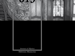 Couverture de livre divisée horizontalement, avec une photographie en noir et blanc dans la partie supérieure représentant l'intérieur d'un bâtiment de style Art nouveau et un fond noir uni dans la partie inférieure. Un grand cadre vertical à double bordure blanche est superposé à cheval sur la photo et le fond noir. En haut du cadre, centré, se trouve le nom de l'auteur en caractères sans serif majuscules noirs : « MAURICE LEBLANC ». Le titre principal est inscrit en grands chiffres serif noirs au centre : « 813 ». En bas, à l'intérieur du cadre, le nom de la collection est écrit en italique blanc : « Aventures & Mystères ». Tout en bas du cadre, à l'extérieur, figure le nom de l'éditeur en caractères serif blancs : « Éditions Manucius ». En pied de couverture, un bandeau rouge vif comporte un texte promotionnel en majuscules blanches sur cinq lignes : « POUR LA PREMIÈRE FOIS EN LIBRAIRIE LE CHEF-D’ŒUVRE DE MAURICE LEBLANC DANS SON INTÉGRALITÉ AVEC DE NOMBREUX ÉPISODES INÉDITS IGNORÉS DES PLUS FINS CONNAISSEURS D’ARSÈNE LUPIN ».