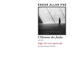 Couverture du livre « L'Homme des foules » d'Edgar Allan Poe. L'illustration centrale encadrée est une photographie en noir et blanc montrant une silhouette humaine marchant le long d'un grand mur baigné d'ombres et de rayons de lumière diagonaux. Le nom de l'auteur est inscrit en capitales noires au-dessus du cadre. Sous l'image figure le titre en italique noire, suivi des mentions « suivi de », « Edgar Poe ou le regard vide » en italique rouge, et « par Jean-François Mattéi » en noir. En bas de page, on retrouve la collection « Le Philosophe » et la maison d'édition « Éditions Manucius ».