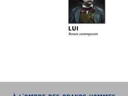 Couverture du livre « Lui. Roman contemporain » de Louise Colet. L'illustration centrale encadrée montre une photo portrait colorisée d'époque de Gustave Flaubert en costume avec un nœud papillon. Le nom de l'autrice est inscrit en capitales noires au-dessus du cadre, et le titre « LUI » apparaît en gras en dessous, suivi du sous-titre « Roman contemporain » en italique. La partie inférieure présente un fond gris avec l'inscription « À L'OMBRE DES GRANDS HOMMES » en capitales bleues, un astérisque, puis « LOUISE COLET - GEORGE SAND ». Tout en bas figurent la collection « Littéra » et l'éditeur « Éditions Manucius ».