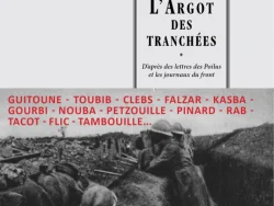 Couverture du livre L'Argot des tranchées de Lazare Sainéan, sous-titré « D'après des lettres des Poilus et les journaux du front ». En haut, un encadré reproduit la page de titre de l'ouvrage. En dessous, une liste de mots d'argot en rouge (guitoune, toubib, clebs, falzar, kasba, gourbi, nouba, petzouille, pinard, rab, tacot, flic, tambouille...) se superpose à une photographie noir et blanc de soldats dans une tranchée pendant la Première Guerre mondiale.