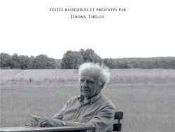 Couverture du livre « Bonnefoy et la philosophie ». En haut, le titre principal comprend le nom « BONNEFOY » en grandes capitales noires et « ET LA PHILOSOPHIE » en capitales rouges. Sous un fin trait horizontal figure la mention « Textes rassemblés et présentés par Jérôme Thélot ». La partie centrale présente une photographie en noir et blanc de Yves Bonnefoy assis à une table en plein air dans un paysage champêtre, un stylo à la main. En bas de page se trouvent un petit logo carré, la collection « Le Marteau sans maître » en rouge et l'éditeur « Éditions Manucius » en noir.