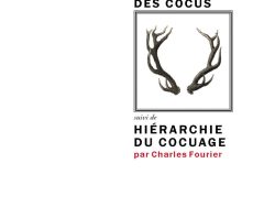 Couverture de livre sur fond blanc uni. Sur la partie droite, le titre principal est inscrit en haut en grands caractères sans serif majuscules noirs sur deux lignes : « CONSOLATION / DES COCUS », surmontant un cadre carré à double bordure noire qui contient l'illustration d'une paire de bois de cerf. Sous le cadre, la mention « suivi de » en italique introduit le second titre en majuscules sans serif noires sur trois lignes : « HIÉRARCHIE / DU COCUAGE », suivi du nom de l'auteur en caractères rouges : « par Charles Fourier ». Tout en bas, au-dessus de deux fins filets noirs horizontaux, le nom de la collection figure en italique rouge : « Hors collection », et en dessous, le nom de l'éditeur en caractères serif noirs : « Éditions Manucius ».