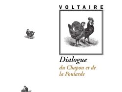 Couverture de livre en noir et blanc ornée de gravures humoristiques : des silhouettes de poules et coqs en vol ou posés éparpillées sur un fond clair, évoquant une scène avicole satirique. Au centre, une illustration encadrée de deux poules dressées côte à côte dans un paysage herbeux. En haut, le nom de l'auteur VOLTAIRE en lettres capitales. Le titre « Dialogue du Chapon et de la Poularde » s'étend en bas en caractères élégants et ombrés. En pied, l'éditeur Éditions Manucius et la collection « Littéra ».