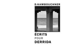 Couverture du livre Écrits pour Derrida de D. Kambouchner, collection Le Marteau sans maître, Éditions Manucius. Photographie noir et blanc montrant une vue en contre-plongée sous une jetée ou un ponton en béton, avec des piliers architecturaux encadrant l'océan et l'horizon.