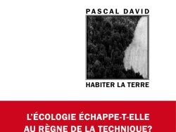 Couverture de livre divisée par un large bandeau rouge en bas de la moitié supérieure. Sur fond blanc uni, la partie droite comporte un cadre carré à double bordure noire contenant une photographie aérienne en noir et blanc d'un paysage forestier avec un champ ou un cours d'eau. Au-dessus du cadre est inscrit le nom de l'auteur en sans serif majuscules noires : « PASCAL DAVID », et en dessous, le titre principal : « HABITER LA TERRE ». Le bandeau rouge vif affiche en lettres majuscules blanches le sous-titre : « L’ÉCOLOGIE ÉCHAPPE-T-ELLE AU RÈGNE DE LA TECHNIQUE ? ». En bas à droite de la page, le nom de la collection est écrit en petites majuscules : « LE MARTEAU SANS MAÎTRE », souligné et suivi juste en dessous du nom de l'éditeur : « Éditions Manucius ».
