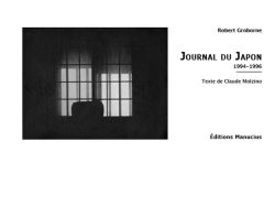 Couverture de livre au format paysage d'aspect épuré sur fond blanc uni. Sur la partie gauche, un grand cadre rectangulaire présente une photographie sombre en noir et blanc montrant une fenêtre à carreaux vue de l'intérieur. Sur la partie droite, en haut, le nom de l'artiste est inscrit en caractères sans serif : « Robert Groborne ». En dessous, le titre principal est écrit au centre en grands caractères sans serif majuscules noirs : « JOURNAL DU JAPON », suivi des dates soulignées : « 1994-1996 ». En dessous figure la mention : « Texte de Claude Molzino ». Tout en bas à droite, figure le nom de l'éditeur en caractères sans serif gras : « Éditions Manucius ».