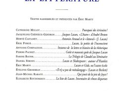 Couverture de livre d'aspect épuré sur fond blanc uni. En haut, le titre principal est écrit au centre en grands caractères serif sur trois lignes : « LACAN / & / LA LITTÉRATURE », avec la dernière ligne en majuscules italiques bleues. En dessous, figure la mention d'édition en petites majuscules : « TEXTES RASSEMBLÉS ET PRÉSENTÉS PAR ÉRIC MARTY », séparée de la suite par un fin liseré horizontal. Au centre, la liste des contributeurs et de leurs contributions est alignée avec des points de conduite, alternant noms en petites majuscules à gauche et titres en italique à droite. Vers le bas, une petite vignette carrée présente un logo gravé en noir et blanc. En dessous, souligné d'un liseré bleu, le nom de la collection est écrit en majuscules bleues : « LE MARTEAU SANS MAÎTRE ». Tout en bas, figure le nom de l'éditeur en italique : « Éditions Manucius ».