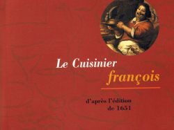 Couverture du livre « Le Cuisinier françois » de La Varenne. Sur un fond rouge bordeaux orné de motifs gravés en filigrane (verres, carafe, vaisselle), le nom de l'auteur « LA VARENNE » est inscrit en haut en capitales blanches. Au centre, le titre apparaît avec « Le Cuisinier » en italique blanche et « françois » en italique orange, souligné d'un trait horizontal, suivi de la mention « d'après l'édition de 1651 » en noir. À droite, un médaillon circulaire montre un tableau représentant un cuisinier jovial présentant un plat de volaille. En bas à droite figurent la collection « Livres de Bouche » et le logo des éditions « Manucius ».