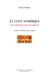 Couverture de livre : illustration en tons sépia d'une fresque rupestre préhistorique aux lignes dynamiques, représentant des bisons et silhouettes animales superposées en mouvement, évoquant l'art pariétal ancien, surmontée de quatre symboles @ stylisés symbolisant la connectivité numérique. Titre principal en majuscules : « LE CULTE NUMÉRIQUE UNE ARCHÉOLOGIE DES MÉDIAS », traduit de l'italien par Marine Pascal, par Guido Nicolosi. En bas : collection « Le Marteau sans maître » et éditeur « Éditions Manucius ».