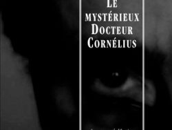 Couverture de livre sombre en noir et blanc représentant un gros plan dramatique sur un visage ou un regard en arrière-plan. Sur la partie droite, un cadre vertical à bordure blanche contient la majorité des textes. En haut du cadre, centré, se trouve le nom de l'auteur en caractères serif blancs : « Gustave Le Rouge ». Le titre principal est inscrit en grands caractères serif majuscules blancs sur quatre lignes : « LE / MYSTÉRIEUX / DOCTEUR / CORNÉLIUS ». En bas, à l'intérieur du cadre, le nom de la collection est écrit en italique blanc : « Aventures & Mystères ». Tout en bas, à l'extérieur du cadre, figure le nom de l'éditeur en caractères serif majuscules blancs : « ÉDITIONS MANUCIUS », et en bas à droite s'inscrit la numérotation : « 1/2 ».