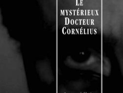 Couverture de livre sombre en noir et blanc représentant un gros plan dramatique sur un visage ou un regard en arrière-plan. Sur la partie droite, un cadre vertical à bordure blanche contient la majorité des textes. En haut du cadre, centré, se trouve le nom de l'auteur en caractères serif blancs : « Gustave Le Rouge ». Le titre principal est inscrit en grands caractères serif majuscules blancs sur quatre lignes : « LE / MYSTÉRIEUX / DOCTEUR / CORNÉLIUS ». En bas, à l'intérieur du cadre, le nom de la collection est écrit en italique blanc : « Aventures & Mystères ». Tout en bas, à l'extérieur du cadre, figure le nom de l'éditeur en caractères serif majuscules blancs : « ÉDITIONS MANUCIUS », et en bas à droite s'inscrit la numérotation : « 5/6 ».