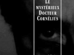 Couverture de livre sombre en noir et blanc représentant un gros plan dramatique sur un visage ou un regard en arrière-plan. Sur la partie droite, un cadre vertical à bordure blanche contient la majorité des textes. En haut du cadre, centré, se trouve le nom de l'auteur en caractères serif blancs : « Gustave Le Rouge ». Le titre principal est inscrit en grands caractères serif majuscules blancs sur quatre lignes : « LE / MYSTÉRIEUX / DOCTEUR / CORNÉLIUS ». En bas, à l'intérieur du cadre, le nom de la collection est écrit en italique blanc : « Aventures & Mystères ». Tout en bas, à l'extérieur du cadre, figure le nom de l'éditeur en caractères serif majuscules blancs : « ÉDITIONS MANUCIUS », et en bas à droite s'inscrit la numérotation : « 9/10 ».