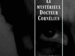 Couverture de livre sombre en noir et blanc représentant un gros plan dramatique sur un visage ou un regard en arrière-plan. Sur la partie droite, un cadre vertical à bordure blanche contient la majorité des textes. En haut du cadre, centré, se trouve le nom de l'auteur en caractères serif blancs : « Gustave Le Rouge ». Le titre principal est inscrit en grands caractères serif majuscules blancs sur quatre lignes : « LE / MYSTÉRIEUX / DOCTEUR / CORNÉLIUS ». En bas, à l'intérieur du cadre, le nom de la collection est écrit en italique blanc : « Aventures & Mystères ». Tout en bas, à l'extérieur du cadre, figure le nom de l'éditeur en caractères serif majuscules blancs : « ÉDITIONS MANUCIUS », et en bas à droite s'inscrit la numérotation : « 17/18 ».