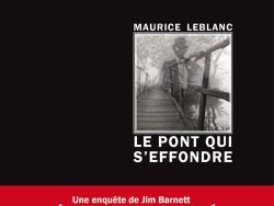 Couverture de livre sur fond noir uni. Sur la partie droite, un cadre vertical contient en haut le nom de l'auteur en caractères sans serif majuscules blancs : « MAURICE LEBLANC ». En dessous, un encadré carré à double bordure blanche présente une photographie en noir et blanc d'un pont en bois s'avançant dans la brume avec la silhouette d'Arsène Lupin en surimpression. Sous cette image, le titre principal est écrit en grands caractères sans serif majuscules blancs sur deux lignes : « LE PONT QUI / S’EFFONDRE ». Un large bandeau horizontal rouge traverse la partie inférieure, portant l'indication : « Une enquête de Jim Barnett » en blanc, suivie de « ARSÈNE LUPIN INÉDIT » en grands caractères sans serif majuscules blancs. Sous le bandeau, centré en bas, le nom de la collection est écrit en italique blanc : « Aventures & Mystères », suivi du nom de l'éditeur : « Éditions Manucius ».