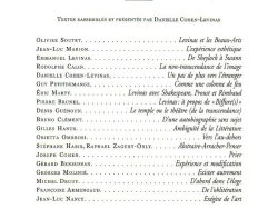 Couverture de livre d'aspect épuré sur fond blanc uni. En haut, le titre principal est écrit en grands caractères serif majuscules sur trois lignes : « LE SOUCI DE L’ART / CHEZ / EMMANUEL LEVINAS », avec la première ligne en rouge et le reste en noir. En dessous, figure la mention d'édition en petites majuscules : « TEXTES RASSEMBLÉS ET PRÉSENTÉS PAR DANIELLE COHEN-LEVINAS », séparée de la suite par un fin liseré horizontal. Au centre, la liste des contributeurs et de leurs contributions est alignée avec des points de conduite, alternant noms en petites majuscules à gauche et titres en italique à droite. Vers le bas, une petite vignette carrée présente un logo gravé en noir et blanc. En dessous, souligné d'un liseré rouge, le nom de la collection est écrit en majuscules rouges : « LE MARTEAU SANS MAÎTRE ». Tout en bas, figure le nom de l'éditeur en italique : « Éditions Manucius ».