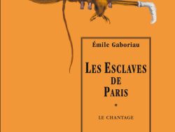 Couverture de livre d'aspect illustré sur fond orange uni. Sur la partie supérieure droite, une illustration montre un rat marchant le long d'une canne en bois à pommeau argenté, tout en portant un haut-de-forme brun. Un grand cadre vertical à double bordure noire s'étend sur la droite et contient la majorité du texte. En haut du cadre, centré, se trouve le nom de l'auteur en caractères sans serif : « Émile Gaboriau ». Le titre principal est écrit au centre en grands caractères serif majuscules noirs sur trois lignes : « LES ESCLAVES / DE / PARIS », suivi d'un astérisque : « * » et du sous-titre en petites majuscules : « LE CHANTAGE ». En bas, à l'intérieur du cadre, le nom de la collection est écrit en italique : « Le Policier ». Tout en bas, à l'extérieur du cadre, figure le nom de l'éditeur : « Éditions Manucius ».