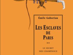 Couverture de livre d'aspect illustré sur fond orange uni. Sur la partie supérieure droite, une illustration montre un rat marchant le long d'une canne en bois à pommeau argenté, tout en portant un haut-de-forme brun. Un grand cadre vertical à double bordure noire s'étend sur la droite et contient la majorité du texte. En haut du cadre, centré, se trouve le nom de l'auteur en caractères sans serif : « Émile Gaboriau ». Le titre principal est écrit au centre en grands caractères serif majuscules noirs sur trois lignes : « LES ESCLAVES / DE / PARIS », suivi de deux astérisques : « » et du sous-titre en petites majuscules sur deux lignes : « LE SECRET / DES CHAMPDOCE ». En bas, à l'intérieur du cadre, le nom de la collection est écrit en italique : « Le Policier ». Tout en bas, à l'extérieur du cadre, figure le nom de l'éditeur : « Éditions Manucius ».