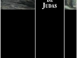 Couverture de livre sur fond noir uni. En haut, la partie supérieure présente un tableau représentant trois croix sur un Golgotha sous un ciel sombre et nuageux. Sur la droite, un grand cadre vertical à fond noir avec une double bordure blanche contient l'ensemble du texte. En haut du cadre, centré, se trouve le nom de l'auteur en caractères sans serif majuscules blancs : « Ponson du Terrail ». Le titre principal est écrit au centre en grands caractères serif majuscules blancs sur trois lignes : « LES FILS / DE / JUDAS ». En bas, à l'intérieur du cadre, le nom de la collection est écrit en italique blanc : « Aventures & Mystères ». Tout en bas, à l'extérieur du cadre, figure le nom de l'éditeur : « Éditions Manucius ».