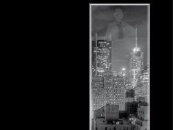 Couverture de livre sur fond noir uni. En haut, centré, se trouvent le nom de l'auteur et le titre principal en caractères sans serif majuscules blancs : « MAURICE LEBLANC » puis « LES MILLIARDS D’ARSÈNE LUPIN ». Sur la partie droite, un grand cadre vertical à double bordure blanche contient une photographie en noir et blanc de gratte-ciels illuminés de nuit, surmontés d'une silhouette fantomatique d'Arsène Lupin se découpant dans le ciel. En bas à gauche figure le nom de la collection en italique blanc : « Aventures & Mystères », suivi du nom de l'éditeur : « Éditions Manucius ».