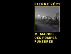 Couverture de livre sur fond noir uni. Sur la partie droite, le nom de l'auteur est écrit en haut en caractères sans serif majuscules jaunes : « PIERRE VÉRY ». En dessous, un cadre carré à bordure jaune contient une photographie en noir et blanc représentant un cimetière brumeux éclairé par des réverbères de nuit. Sous l'image, le titre principal est écrit en grands caractères sans serif majuscules jaunes sur trois lignes : « M. MARCEL / DES POMPES / FUNÈBRES ». Tout en bas à droite, souligné d'un liseré jaune, le nom de la collection est écrit en italique jaune : « Aventures & Mystères », suivi en dessous du nom de l'éditeur : « Éditions Manucius ».