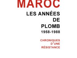Couverture de livre dépouillée sur fond blanc uni. En haut, centré, le nom de l'auteur est inscrit en caractères sans serif noirs : « Zakya Daoud ». Au centre, le titre principal est écrit en grands caractères sans serif majuscules sur cinq lignes : « MAROC » en rouge, suivi de « LES ANNÉES / DE / PLOMB / 1958-1988 » en noir. Juste en dessous, le sous-titre est inscrit en caractères sans serif majuscules rouges sur trois lignes : « CHRONIQUES / D’UNE / RÉSISTANCE ». Tout en bas, au-dessus de deux fins filets rouges et noirs horizontaux, le nom de la collection figure en caractères sans serif noirs : « Mémoire de la Méditerranée », et en dessous, le nom de l'éditeur : « Éditions Manucius ».