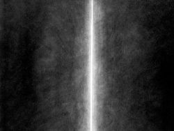 Couverture de livre sur fond noir texturé, traversé au centre par une ligne lumineuse verticale blanche. En haut à droite, le nom de l'auteur est inscrit en caractères serif blancs : « Claude Molzino ». En dessous, le titre principal est écrit en grands caractères serif majuscules blancs : « MÉMOIRE DE L’OMBRE », suivi du sous-titre en italique : « De la gravure : Maurice Maillard ». Tout en bas à droite, figure le nom de l'éditeur en caractères serif blancs : « Éditions Manucius ».