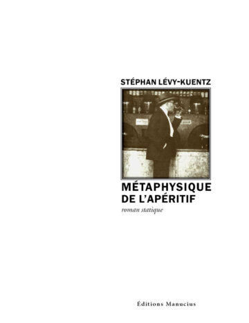 Couverture du livre « Métaphysique de l'apéritif » de Stéphan Lévy-Kuentz. L'illustration centrale encadrée montre une photographie ancienne en sepia d'un homme en costume et chapeau de profil, portant un verre à ses lèvres au comptoir d'un bar bordé de bouteilles et de tonneaux. Le nom de l'auteur est inscrit en capitales noires au-dessus de l'image, et le titre « MÉTAPHYSIQUE DE L'APÉRITIF » apparaît en grandes capitales noires en dessous, suivi du sous-titre « roman statique » en italique. Tout en bas de la couverture figure le nom de l'éditeur « Éditions Manucius ».