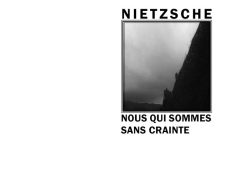 Couverture de livre d'aspect sobre et moderne sur fond blanc uni. Sur la partie droite, un cadre carré à double bordure noire contient une photographie en noir et blanc représentant un ciel nuageux et la pente sombre d'une montagne. Au-dessus du cadre, centré, se trouve le nom de l'auteur en caractères sans serif majuscules noirs : « NIETZSCHE ». En dessous du cadre, le titre principal est écrit en sans serif majuscules noires sur deux lignes : « NOUS QUI SOMMES SANS CRAINTE ». En bas à droite de la page, le nom de la collection est écrit en italique : « Le Philosophe », souligné et suivi juste en dessous du nom de l'éditeur : « Éditions Manucius ».