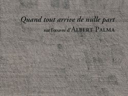 Couverture de livre avec un fond texturé gris texturé évoquant un dessin à la plume ou une gravure avec des motifs herbeux en bas. En haut à droite, le nom de l'auteur est inscrit en caractères serif majuscules noirs : « JEAN-LUC NANCY ». Au centre, le titre principal est écrit en grands caractères serif italiques noirs : « Quand tout arrive de nulle part », suivi du sous-titre sur une ligne : « sur l'œuvre d'ALBERT PALMA ». Vers le bas à droite, une petite vignette carrée présente un logo gravé en noir et blanc, placé à côté du nom de l'éditeur en caractères serif : « Éditions Manucius ».