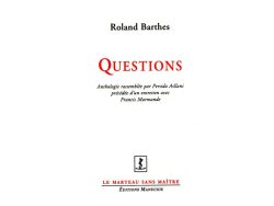 Couverture de livre d'aspect épuré sur fond blanc uni. En haut, centré, se trouve le nom de l'auteur en caractères serif : « Roland Barthes ». Le titre principal est écrit au centre en grands caractères serif majuscules rouges : « QUESTIONS ». En dessous figure la mention d'édition en italique sur trois lignes : « Anthologie rassemblée par Persida Asllani / précédée d'un entretien avec / Francis Marmande ». Vers le bas, une petite vignette carrée présente un logo gravé en noir et blanc. En dessous, souligné d'un liseré rouge, le nom de la collection est écrit en majuscules rouges : « LE MARTEAU SANS MAÎTRE ». Tout en bas, figure le nom de l'éditeur en italique : « Éditions Manucius ».