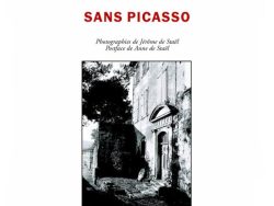 Couverture du livre « Sans Picasso » de Stéphan Lévy-Kuentz. Le nom de l'auteur figure en lettres capitales noires en haut de la page, suivi du titre « SANS PICASSO » inscrit en grandes lettres capitales rouges. Sous le titre apparaissent les mentions « Photographies de Jérôme de Staël » et « Postface de Anne de Staël » en italique. La partie inférieure présente une photographie verticale encadrée en noir et blanc montrant la façade d'une grande bâtisse ancienne en pierre avec une entrée sculptée. Tout en bas figure le nom de l'éditeur « Éditions Manucius ».