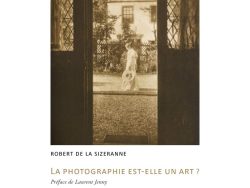 Couverture du livre « La photographie est-elle un art ? » de Robert de La Sizeranne. L'illustration principale est une photographie ancienne en sépia, cadrée depuis l'intérieur d'une porte ouverte, montrant une femme en robe claire tenant un chapeau dans un jardin devant une maison. Le nom de l'auteur figure en lettres capitales noires sous la photo, suivi du titre en lettres capitales dorées et de la mention « Préface de Laurent Jenny » en italique. En bas à gauche, la mention de l'éditeur « Éditions Manucius ».
