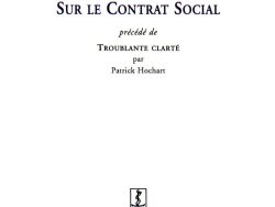 Couverture de livre d'aspect épuré sur fond blanc uni. En haut, centré, se trouve le nom de l'auteur en caractères serif : « Louis Althusser ». Le titre principal est écrit au centre en grands caractères serif majuscules bleus : « SUR LE CONTRAT SOCIAL ». En dessous figure la mention en italique : « précédé de », suivie du titre complémentaire en petites majuscules noires et du nom de l'auteur de l'introduction : « TROUBLANTE CLARTÉ / par / Patrick Hochart ». Vers le bas, une petite vignette carrée présente un logo gravé en noir et blanc. En dessous, souligné d'un liseré bleu, le nom de la collection est écrit en majuscules bleues : « LE MARTEAU SANS MAÎTRE ». Tout en bas, figure le nom de l'éditeur en italique : « Éditions Manucius ».