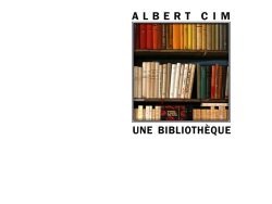 Couverture de livre d'aspect sobre et moderne sur fond blanc uni. Sur la partie droite, un cadre carré à double bordure noire contient une photographie en couleur représentant plusieurs étagères remplies de livres reliés et dépareillés. Au-dessus du cadre, centré, se trouve le nom de l'auteur en caractères sans serif majuscules noirs : « ALBERT CIM ». En dessous du cadre, le titre principal est écrit en sans serif majuscules noires : « UNE BIBLIOTHÈQUE ». En bas à droite de la page, le nom de la collection est écrit en petites majuscules : « LITTÉRA », souligné et suivi juste en dessous du nom de l'éditeur : « Éditions Manucius ».