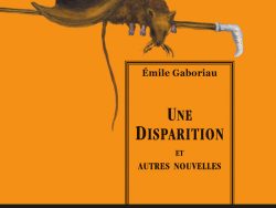 Couverture de livre d'aspect illustré sur fond orange uni. Sur la partie supérieure droite, une illustration montre un rat marchant le long d'une canne en bois à pommeau argenté, tout en portant un haut-de-forme brun. Un grand cadre vertical à double bordure noire s'étend sur la droite et contient la majorité du texte. En haut du cadre, centré, se trouve le nom de l'auteur en caractères sans serif : « Émile Gaboriau ». Le titre principal et son complément sont écrits au centre en grands caractères serif majuscules noirs sur trois lignes : « UNE / DISPARITION / ET / AUTRES NOUVELLES ». Un large bandeau horizontal noir traverse la partie inférieure du livre, portant l'accroche en majuscules jaunes et orange : « DES NOUVELLES INÉDITES DE / L’INVENTEUR DU ROMAN POLICIER ». Sous ce bandeau, à l'intérieur du cadre, le nom de la collection est écrit en italique : « Aventures & Mystères ». Tout en bas, à l'extérieur du cadre, figure le nom de l'éditeur : « Éditions Manucius ».