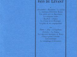 Couverture de livre d'aspect sobre et classique, de couleur bleue. Sur la partie droite, un grand rectangle à double bordure noire encadre le texte. En haut de ce cadre, centré, se trouve le nom de l'auteur : « Maurice Barrès ». En dessous, le titre principal est écrit en majuscules noires : « UNE ENQUÊTE AUX PAYS DU LEVANT ». Plus bas, le sommaire est détaillé en italique sous une et deux étoiles, énumérant les chapitres et étapes du voyage. En bas du cadre, on lit le nom de la collection « Orients », puis juste en dessous, en dehors du cadre, le nom de l'éditeur « Éditions Manucius ».