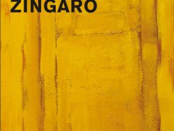 Couverture de livre illustrée par une peinture abstraite aux textures épaisses dans les tons jaune et ocre. En haut à gauche, le nom de l'auteur et le titre sont inscrits en caractères sans serif noirs sur deux lignes : « Astolfo / ZINGARO ». Tout en bas à gauche, le nom de l'éditeur figure en caractères sans serif noirs plus petits : « Éditions Manucius ».